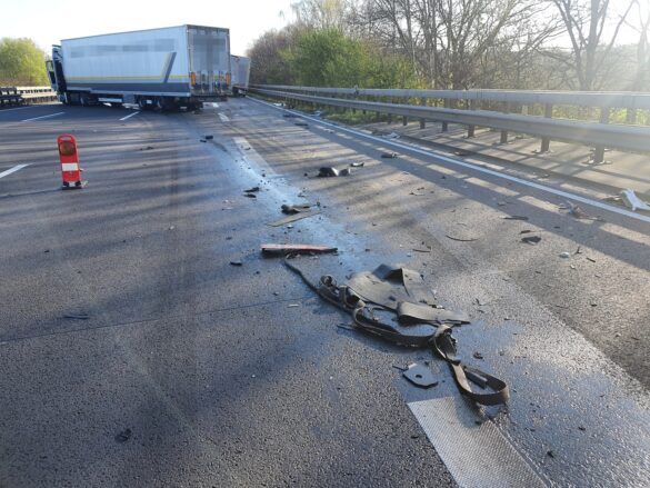 Schwerer LKW-Unfall auf Autobahn, A1 stundenlang blockiert