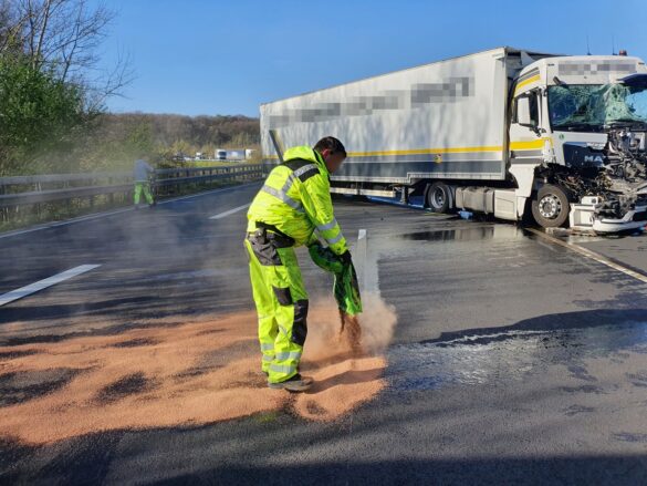 Schwerer LKW-Unfall auf Autobahn, A1 stundenlang blockiert