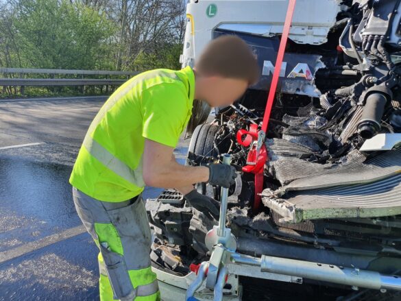 Schwerer LKW-Unfall auf Autobahn, A1 stundenlang blockiert