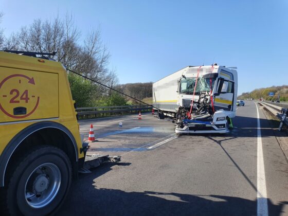 Schwerer LKW-Unfall auf Autobahn, A1 stundenlang blockiert