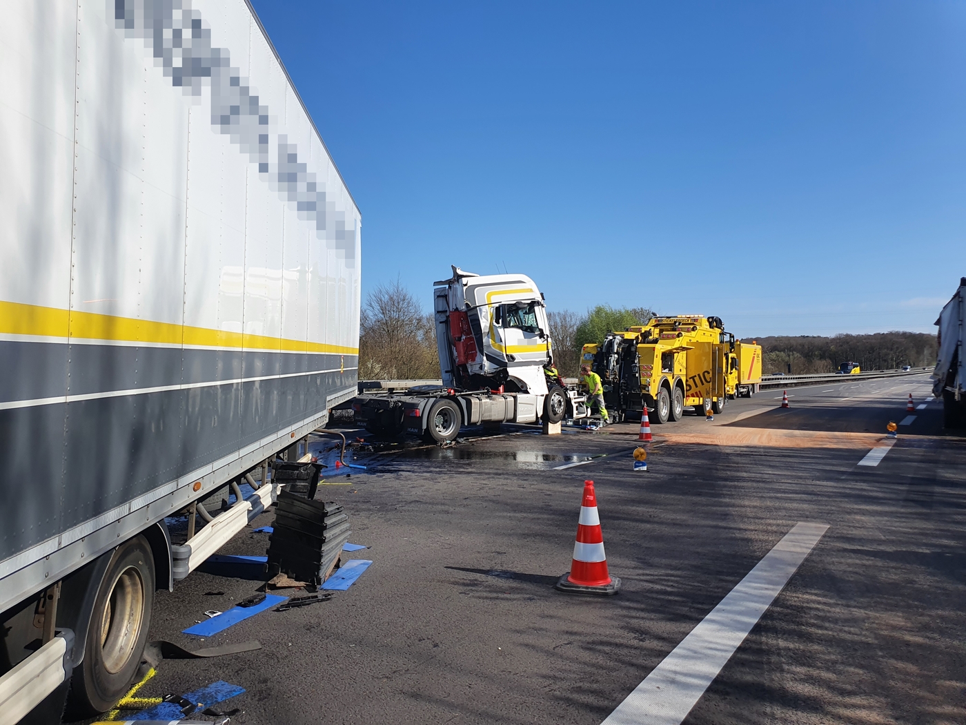 Schwerer LKW-Unfall auf Autobahn, A1 stundenlang blockiert