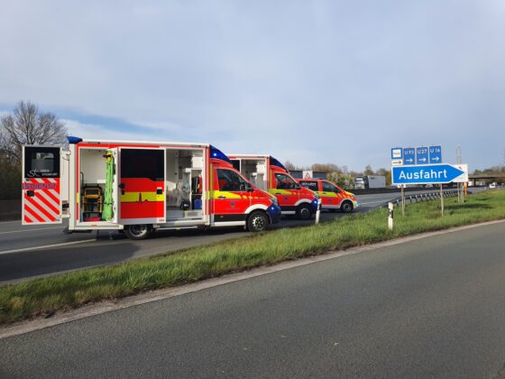 Schwerer Unfall auf der A30: Transporter prallt ins Heck eines LKW bei Lotte