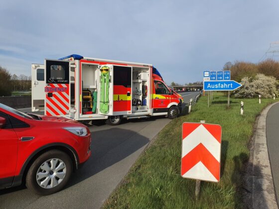 Schwerer Unfall auf der A30: Transporter prallt ins Heck eines LKW bei Lotte