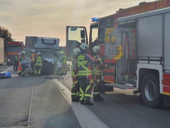 Schwerer Unfall auf der A30: Transporter prallt ins Heck eines LKW bei Lotte