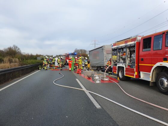 Schwerer Unfall auf der A30: Transporter prallt ins Heck eines LKW bei Lotte