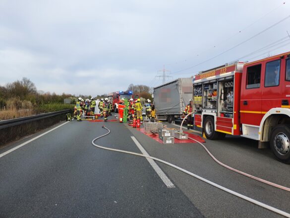 Schwerer Unfall auf der A30: Transporter prallt ins Heck eines LKW bei Lotte