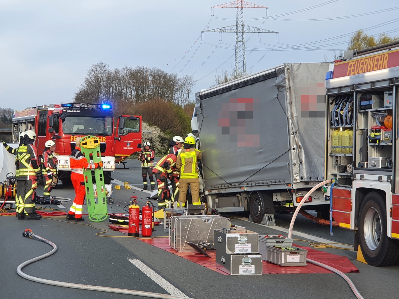 Schwerer Unfall auf der A30: Transporter prallt ins Heck eines LKW bei Lotte