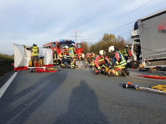Schwerer Unfall auf der A30: Transporter prallt ins Heck eines LKW bei Lotte