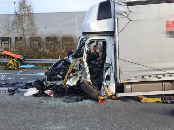 Schwerer Unfall auf der A30: Transporter prallt ins Heck eines LKW bei Lotte