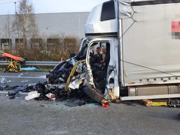 Schwerer Unfall auf der A30: Transporter prallt ins Heck eines LKW bei Lotte