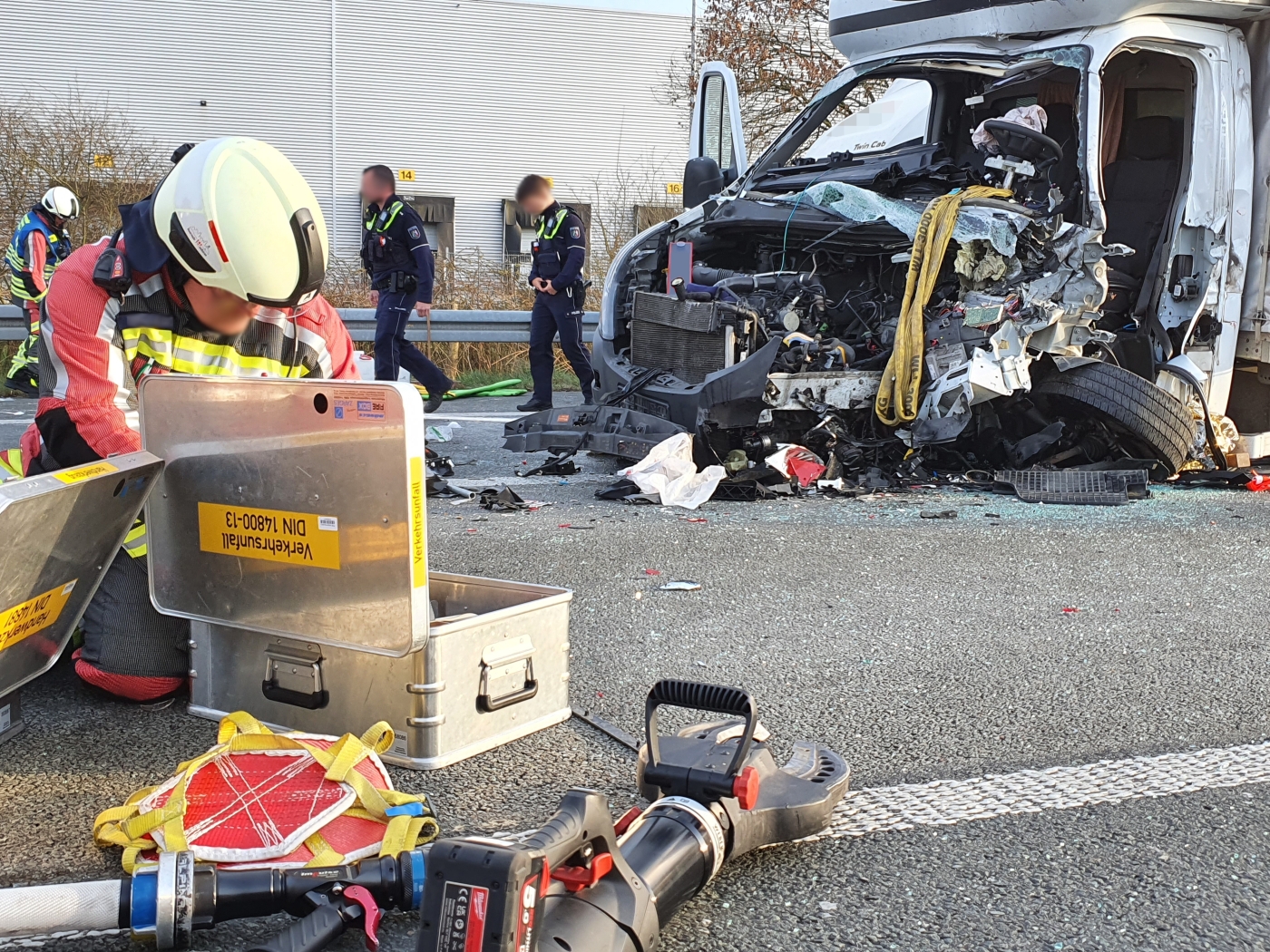 Schwerer Unfall auf der A30: Transporter prallt ins Heck eines LKW bei Lotte