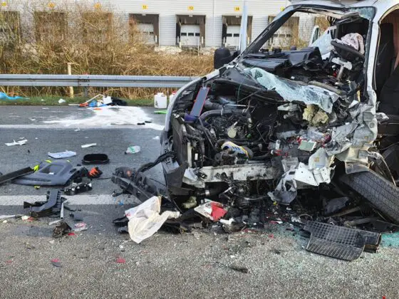 Schwerer Unfall auf der A30: Transporter prallt ins Heck eines LKW bei Lotte
