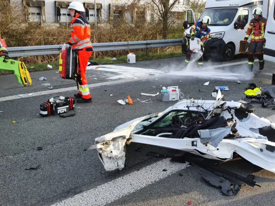 Schwerer Unfall auf der A30: Transporter prallt ins Heck eines LKW bei Lotte