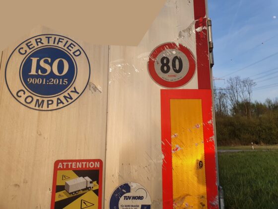 Schwerer Unfall auf der A30: Transporter prallt ins Heck eines LKW bei Lotte