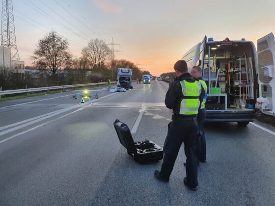 Schwerer Unfall auf der A30: Transporter prallt ins Heck eines LKW bei Lotte