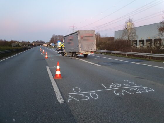 Schwerer Unfall auf der A30: Transporter prallt ins Heck eines LKW bei Lotte