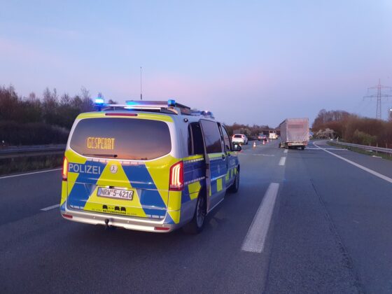 Schwerer Unfall auf der A30: Transporter prallt ins Heck eines LKW bei Lotte