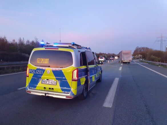 Schwerer Unfall auf der A30: Transporter prallt ins Heck eines LKW bei Lotte