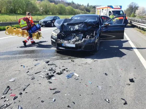Schwerer Auffahrunfall auf Autobahn A30 endet mit mehreren Verletzten