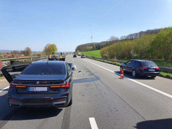 Schwerer Auffahrunfall auf Autobahn A30 endet mit mehreren Verletzten