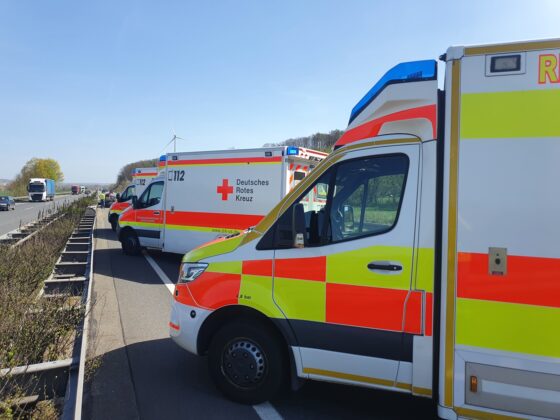 Schwerer Auffahrunfall auf Autobahn A30 endet mit mehreren Verletzten