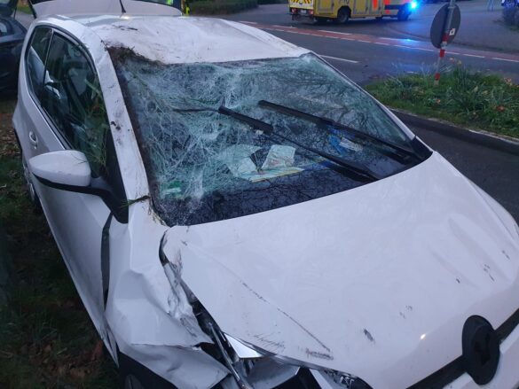 PKW bei Zusammenstoß in der Wüste überschlagen, Fahrer eingeklemmt