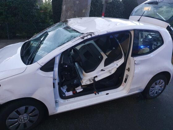 PKW bei Zusammenstoß in der Wüste überschlagen, Fahrer eingeklemmt