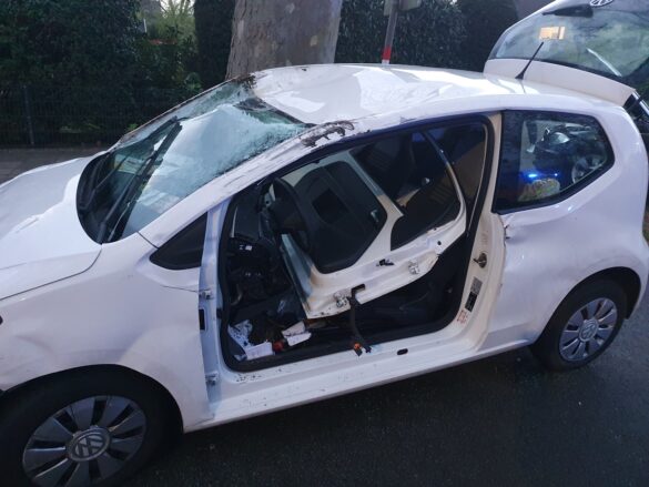 PKW bei Zusammenstoß in der Wüste überschlagen, Fahrer eingeklemmt