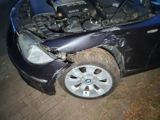 PKW bei Zusammenstoß in der Wüste überschlagen, Fahrer eingeklemmt