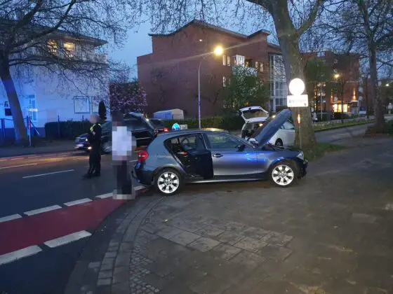 PKW bei Zusammenstoß in der Wüste überschlagen, Fahrer eingeklemmt