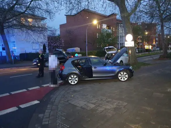 PKW bei Zusammenstoß in der Wüste überschlagen, Fahrer eingeklemmt