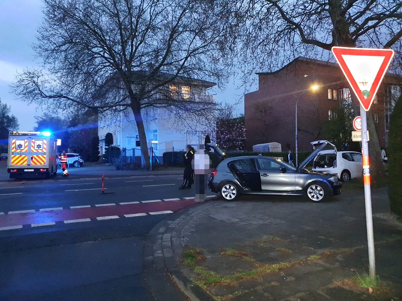 PKW bei Zusammenstoß in der Wüste überschlagen, Fahrer eingeklemmt