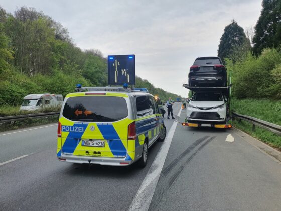 Autotransporter kracht auf Stauende an A30 bei Ibbenbüren, drei LKW involviert