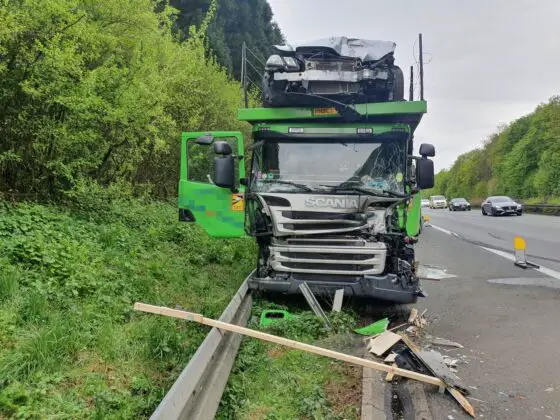 Autotransporter kracht auf Stauende an A30 bei Ibbenbüren, drei LKW involviert