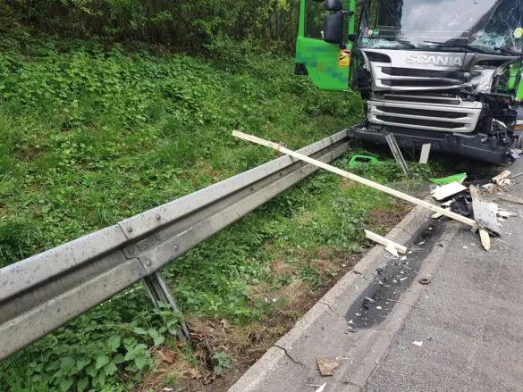 Autotransporter kracht auf Stauende an A30 bei Ibbenbüren, drei LKW involviert