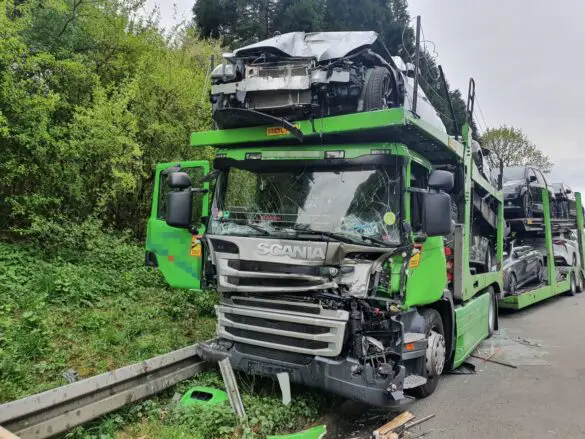 Autotransporter kracht auf Stauende an A30 bei Ibbenbüren, drei LKW involviert