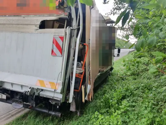 Autotransporter kracht auf Stauende an A30 bei Ibbenbüren, drei LKW involviert