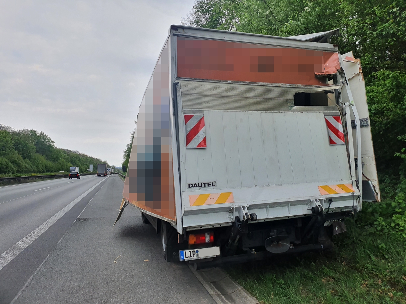 Autotransporter kracht auf Stauende an A30 bei Ibbenbüren, drei LKW involviert