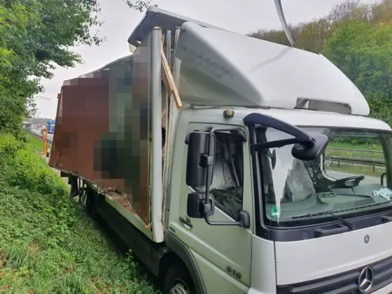 Autotransporter kracht auf Stauende an A30 bei Ibbenbüren, drei LKW involviert