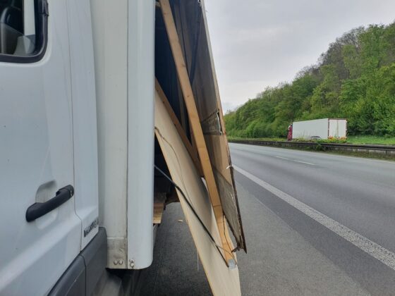 Autotransporter kracht auf Stauende an A30 bei Ibbenbüren, drei LKW involviert
