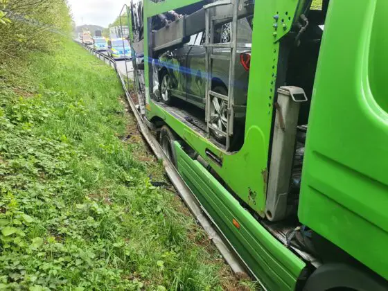 Autotransporter kracht auf Stauende an A30 bei Ibbenbüren, drei LKW involviert