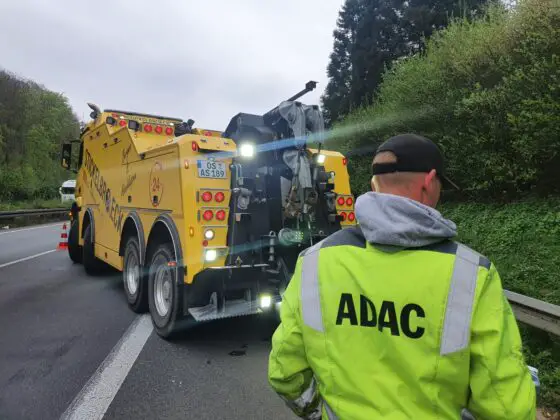 Autotransporter kracht auf Stauende an A30 bei Ibbenbüren, drei LKW involviert