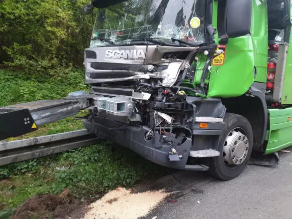 Autotransporter kracht auf Stauende an A30 bei Ibbenbüren, drei LKW involviert