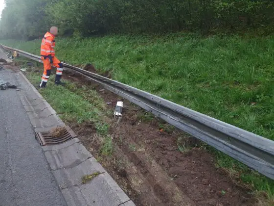 Autotransporter kracht auf Stauende an A30 bei Ibbenbüren, drei LKW involviert