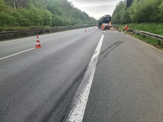 Autotransporter kracht auf Stauende an A30 bei Ibbenbüren, drei LKW involviert