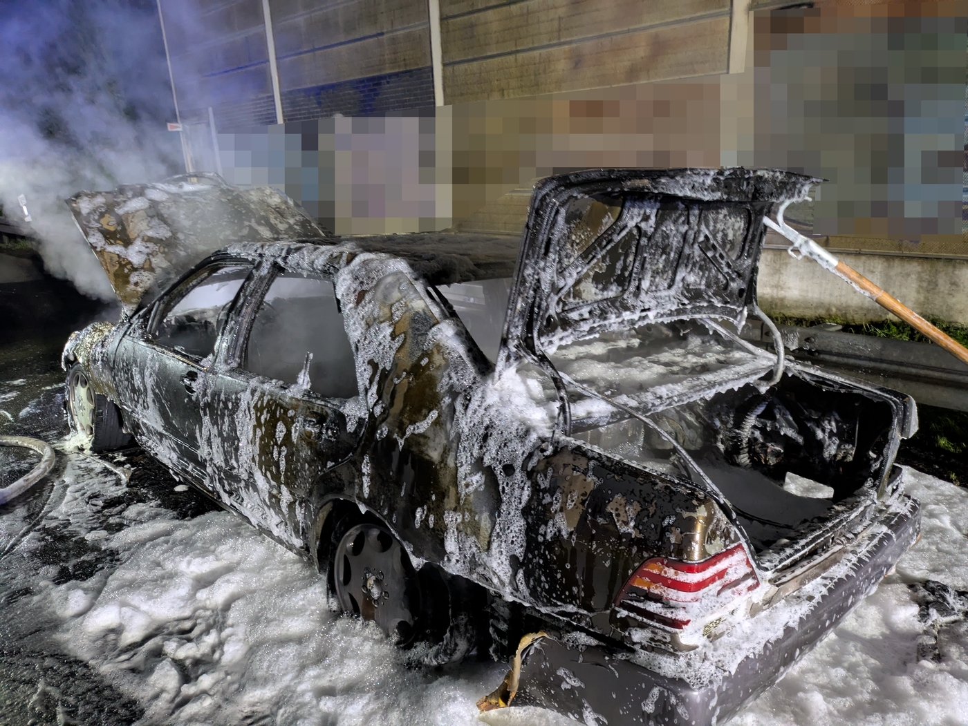 PKW fängt auf Autobahn A30 bei Melle Feuer, Fahrer kommt mit Schrecken davon