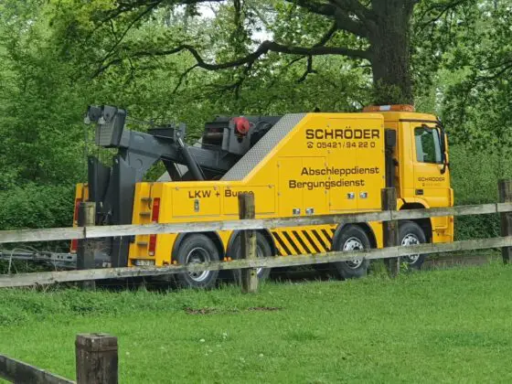 LKW kippt in Versmold um, Bundesstraße B476 stundenlang gesperrt