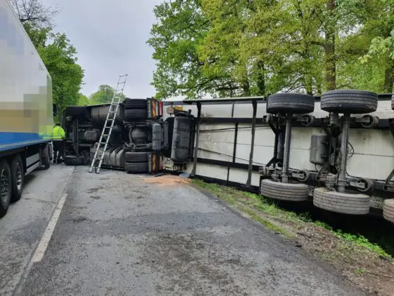 LKW kippt in Versmold um, Bundesstraße B476 stundenlang gesperrt