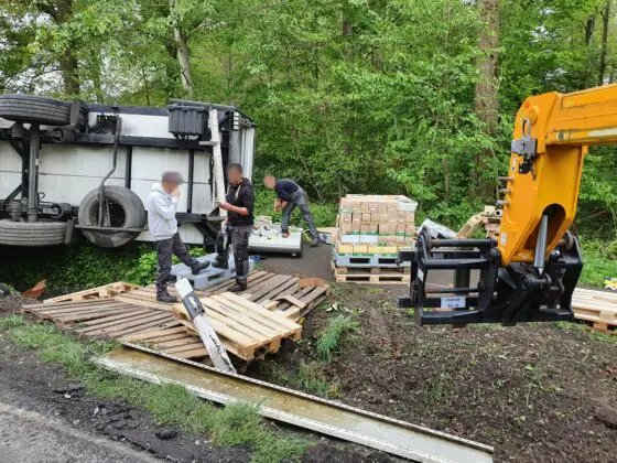 LKW kippt in Versmold um, Bundesstraße B476 stundenlang gesperrt
