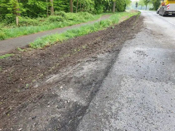 LKW kippt in Versmold um, Bundesstraße B476 stundenlang gesperrt